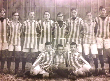 1925 am 60er Platz sitzen unten rechts Georg Strau im Mrz 15 von R. Strau erhalten