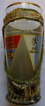 1965 0.5 Glas Wembley mit Holzverzierung (1)