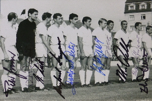 1966-08-27 60 - Eintracht Frankfurt 2-1 mit Autogrammen